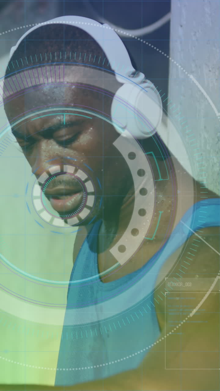 Scanner circolare contro un uomo afroamericano atletico con le cuffie che usa uno smartwatch all'aperto