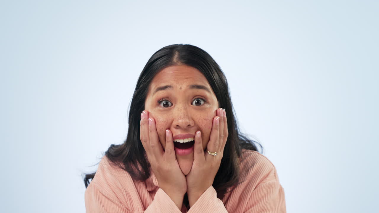 wow, sorpresa y manos en la cara de la mujer en el estudio