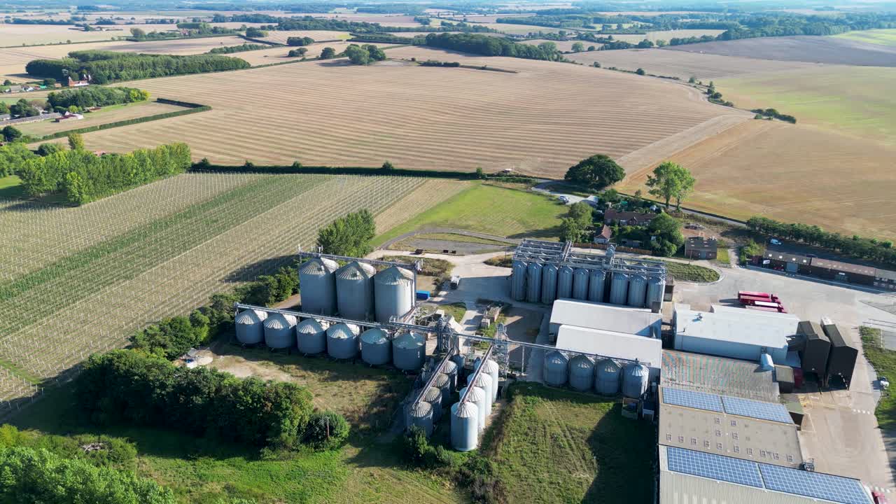 Drohnenaufnahmen einer Industrieanlage mit großen Silos.
