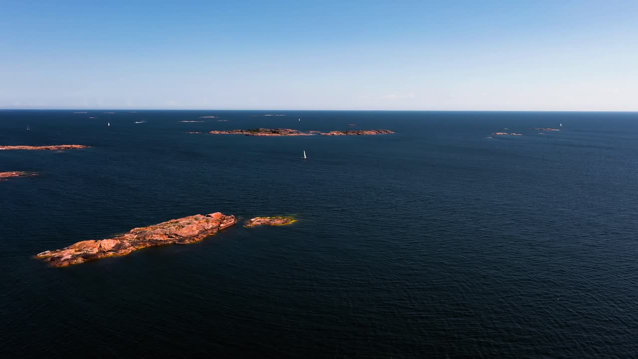 바위섬 사이를 항해하는 범선의 공중 전망, 핀란드만의 여름 - 추적, 드론 샷