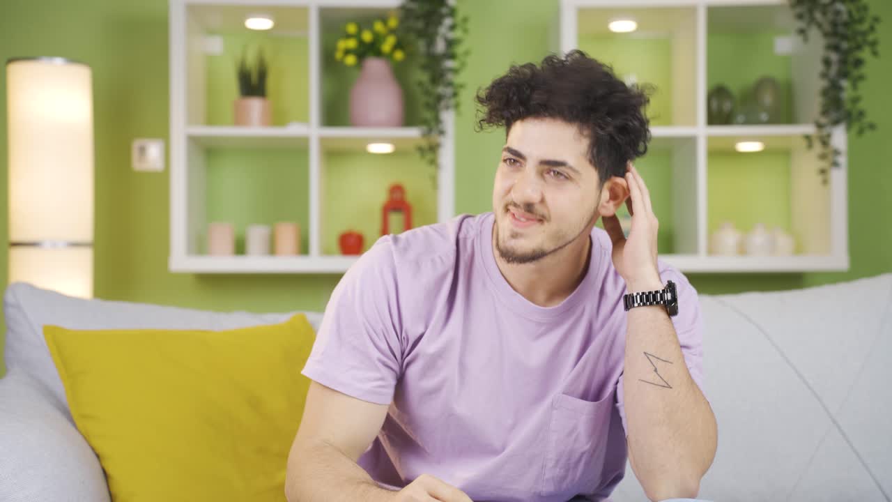 un joven al que le encanta su cabello. tiene el cabello rizado y está bailando.