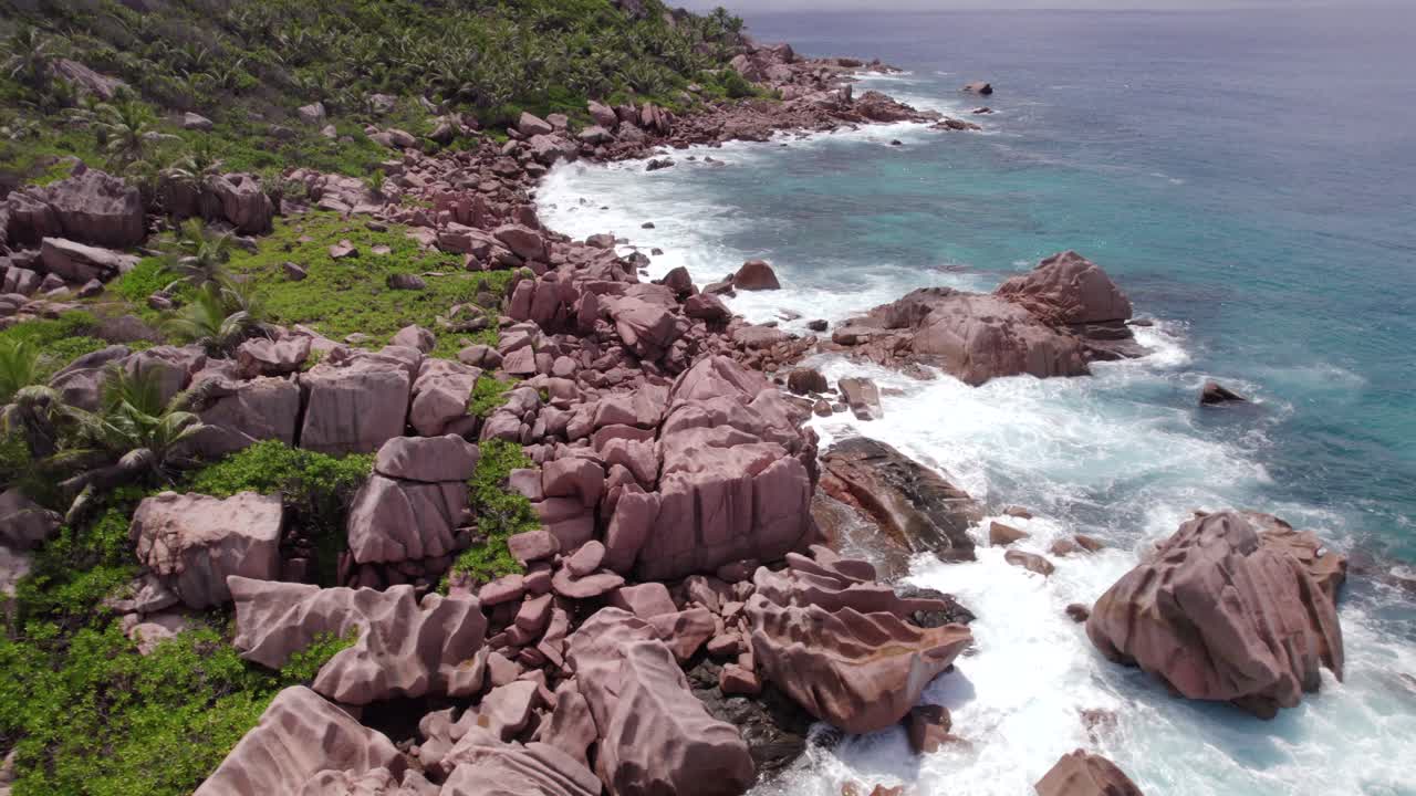 Ripresa drone di pietre di granito, acqua cristallina turchese, natura incontaminata, Anse Cocos, La Digue, Seychelles 012