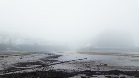 Escena-Muy-Brumosa-Y-Con-Niebla-En-La-Costa-Del-Reino-Unido.