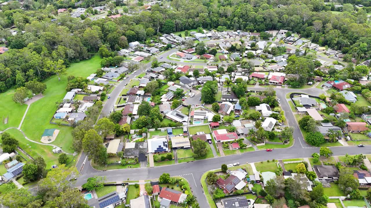 barrio exuberante rodeado de vegetación y parques