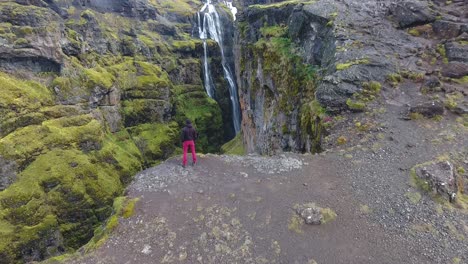 Drohnenansicht,-Die-über-Einen-Mann-Fliegt,-Der-Am-Rande-Einer-Schlucht-In-Island-Steht.-Glymur