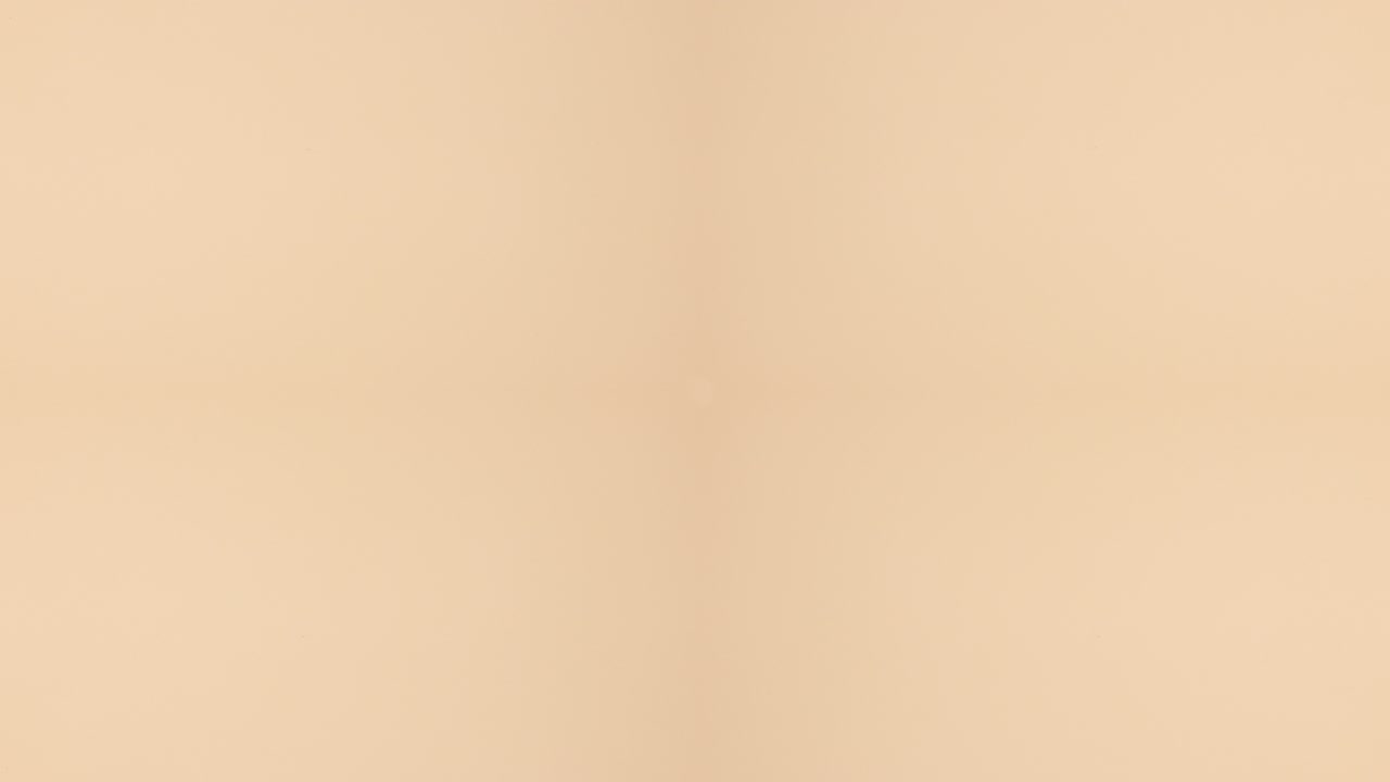 el conjunto de manicura aparece desde el kit sobre un fondo beige.