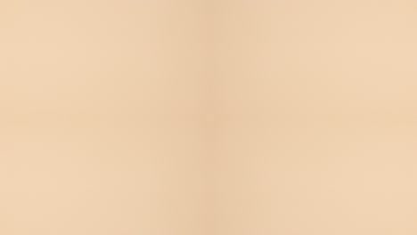 el conjunto de manicura aparece desde el kit sobre un fondo beige.