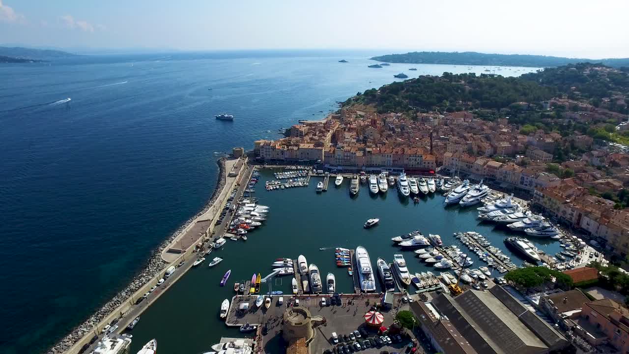 호화 요트가 있는 생트로페의 옛 항구의 공중 전망