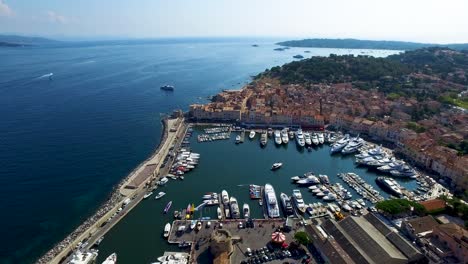 vista aérea del antiguo puerto de saint-tropez con yates de lujo