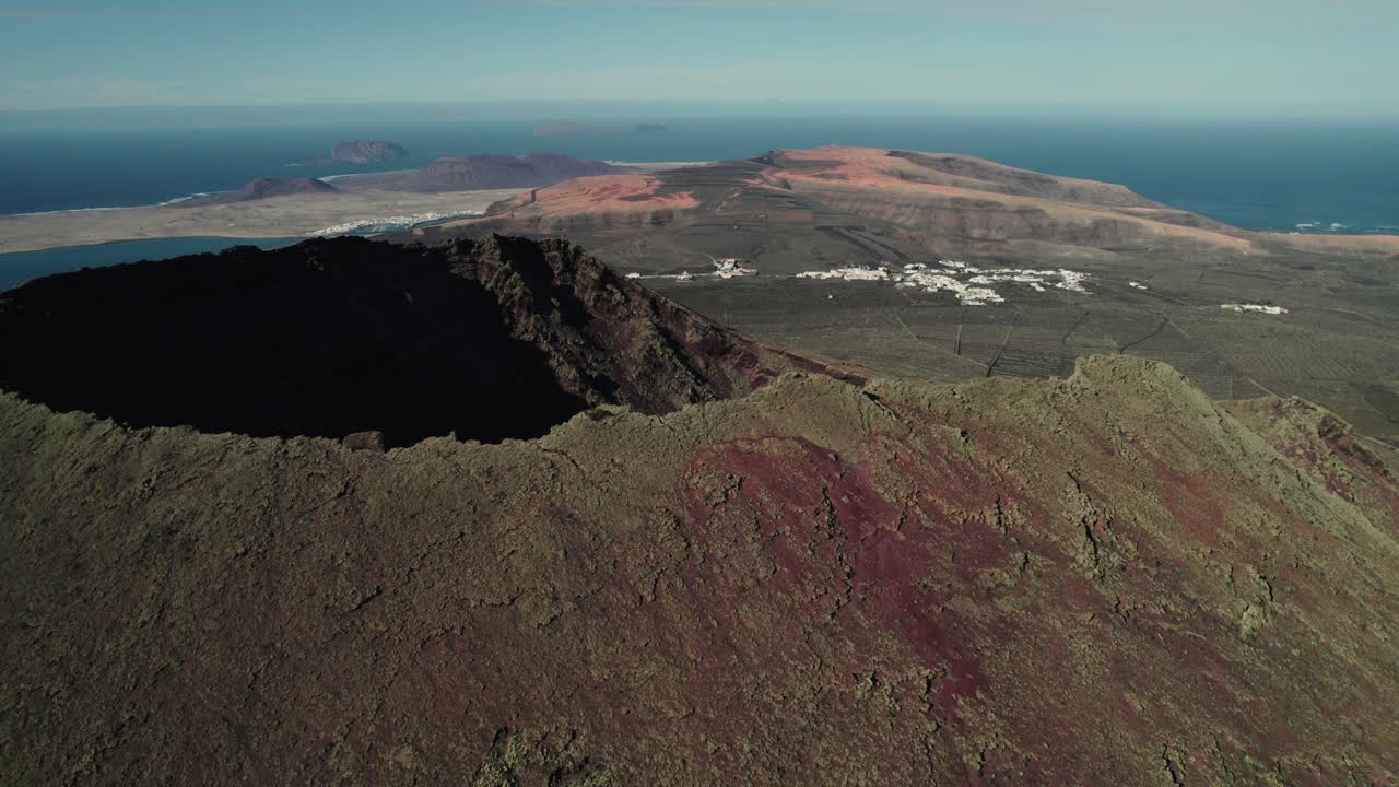 Veduta con Drone Cratere del Vulcano Monte Corona, Lanzarote Isole Canarie