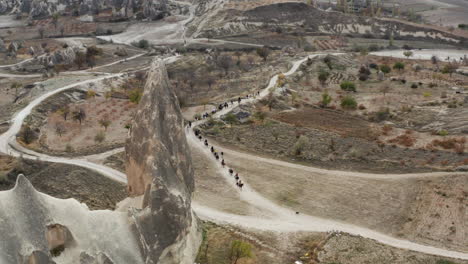 Paseos-A-Caballo-En-Capadocia,-Turquía.---Aéreo