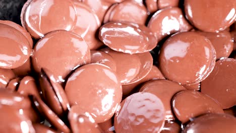 vista de cerca de los botones de chocolate en movimiento
