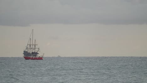 Galeón-Del-Siglo-XVI-Andalucia-Réplica-De-Un-Barco-Navegando-En-El-Mar-Mediterráneo-En-Un-Día-Nublado-Al-Amanecer-Con-Otros-Barcos-Modernos-Navegando-En-Primer-Plano