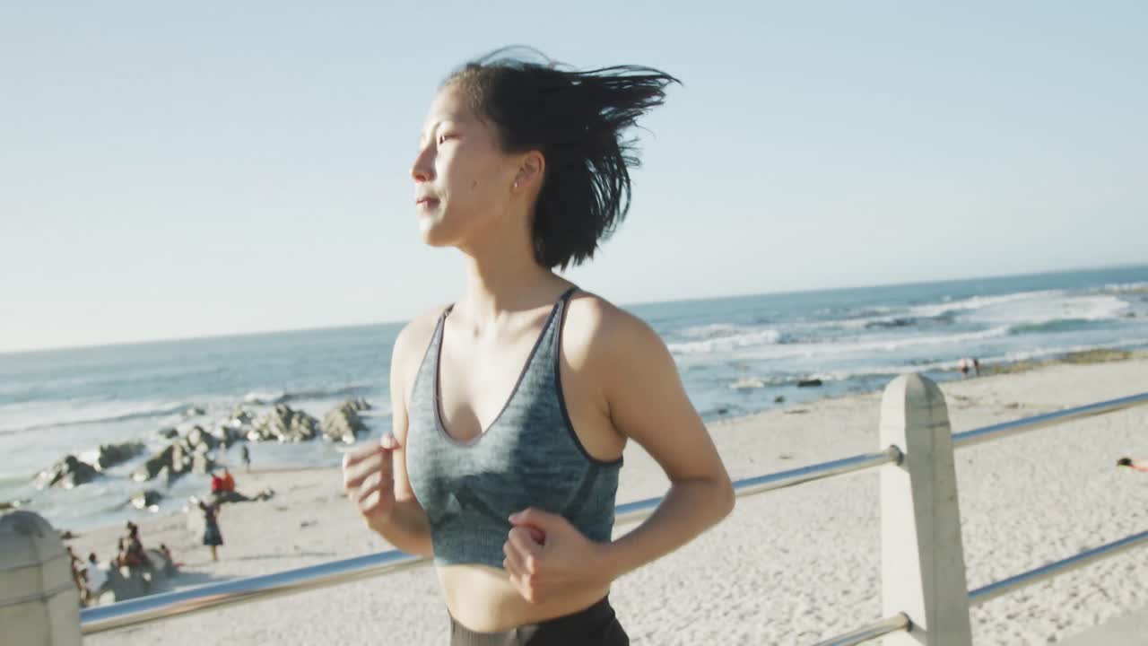 슬로우 모션으로 산책로에서 달리는 행복한 두 인종의 여성