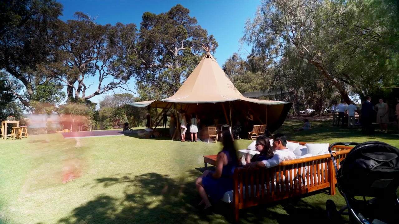 Timelapse de mariage australien : personnes, tente de jour, réception australienne dans une oliveraie par Taylor Brant