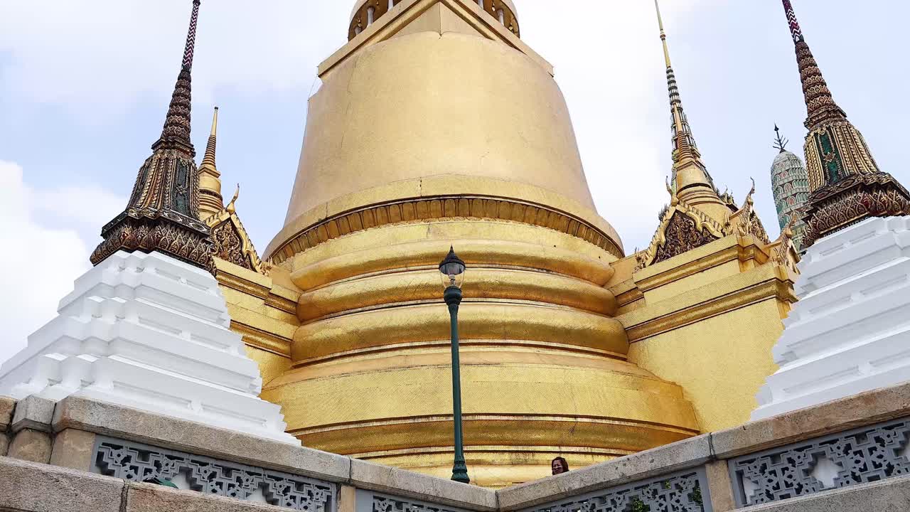 pagoda dorada bajo un cielo azul claro