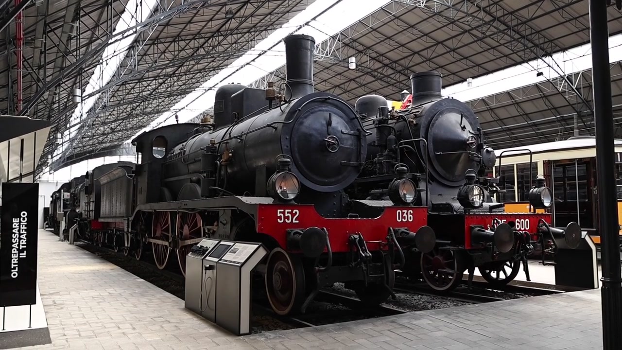 Locomotivas a Vapor Vintage Expostas em um Museu Ferroviário Histórico.