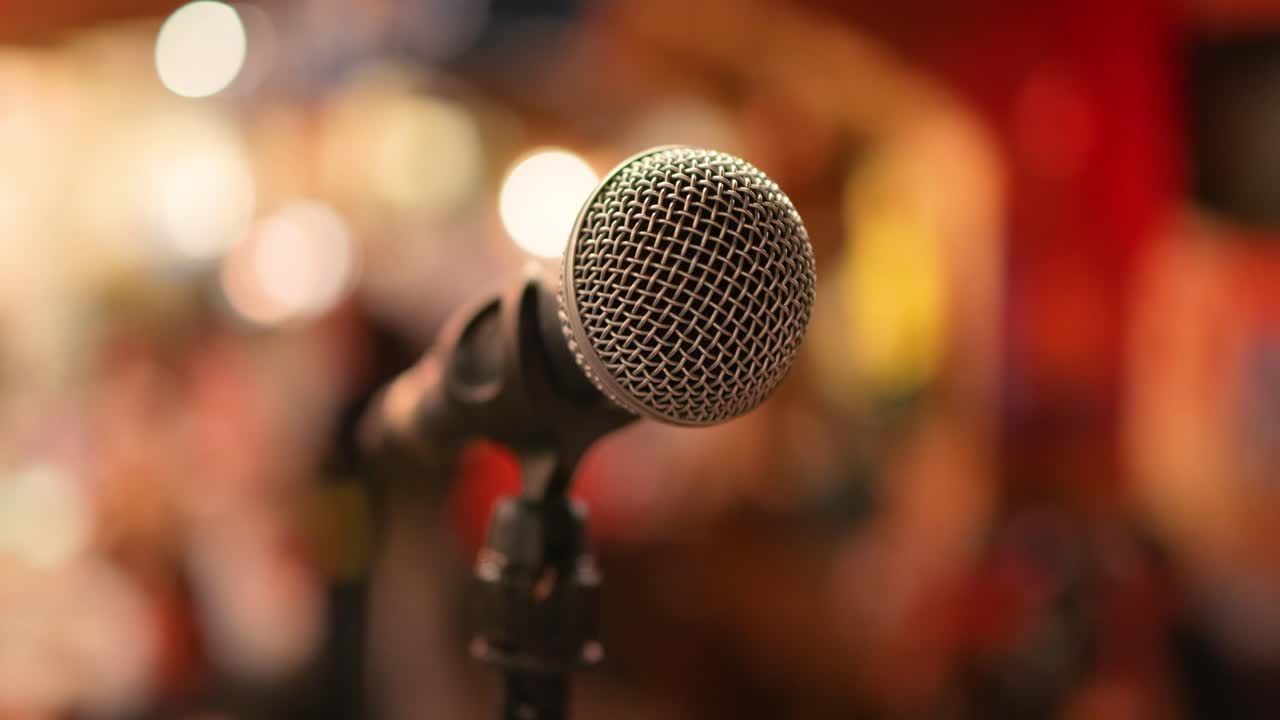 micrófono en el escenario contra un fondo de auditorio.