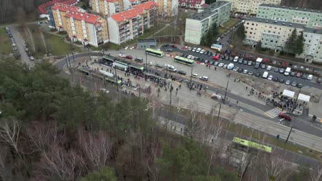 Drohnenansicht-Einer-Straßenbahnwendeschleife-Mit-Einer-Menschenmenge