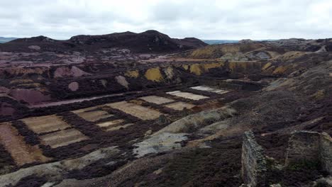 Parys-Berg-Aufgegeben-Historische-Kupfermine-Roter-Stein-Bergbau-Ruine-Felsen-Landschaft-Luftaufnahme-Umlaufbahn-Links