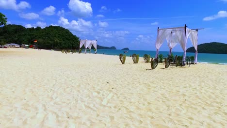 Lujosa-Playa-De-Arena-Blanca-Con-Marquesinas-En-La-Isla-De-Langkawi-Malasia