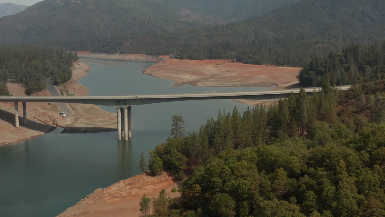 가뭄 동안 북부 캘리포니아 저수위의 샤스타 호수를 가로지르는 고속도로 교량의 조감도
