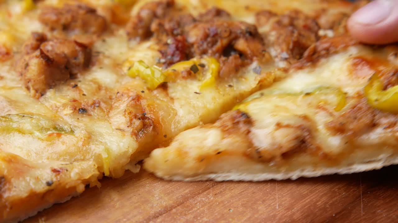 피자 한 조각을 손으로 뽑는 것