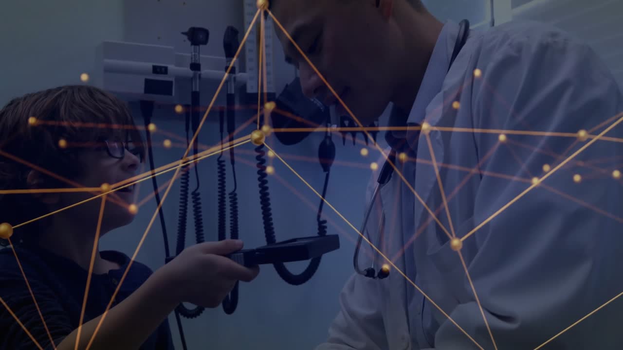 Klinikte doktorun, manşeti sıkan çocuğa rehberlik etmesi ve çocuğun kulak muayenesi için otoskopu kaldırması.