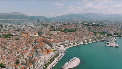 Malerisch-Von-Der-Stadt-Split-In-Der-Nähe-Des-Hafens-Von-Riva-Tagsüber-In-Kroatien