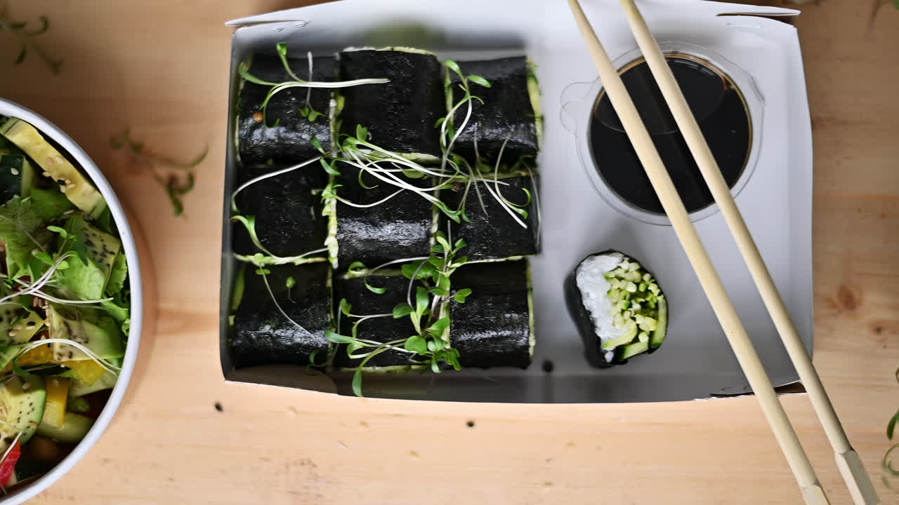 Nikmati hidangan sushi gulung yang tertata indah dengan taburan kecambah segar, dipadukan dengan saus celup yang kaya rasa. Cocok untuk santapan cepat atau camilan lezat saat bepergian