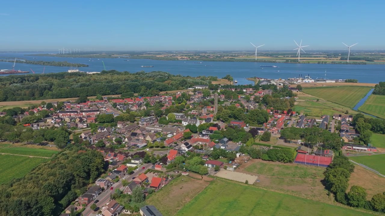Vista aérea de un pequeño pueblo holandés cerca de un río