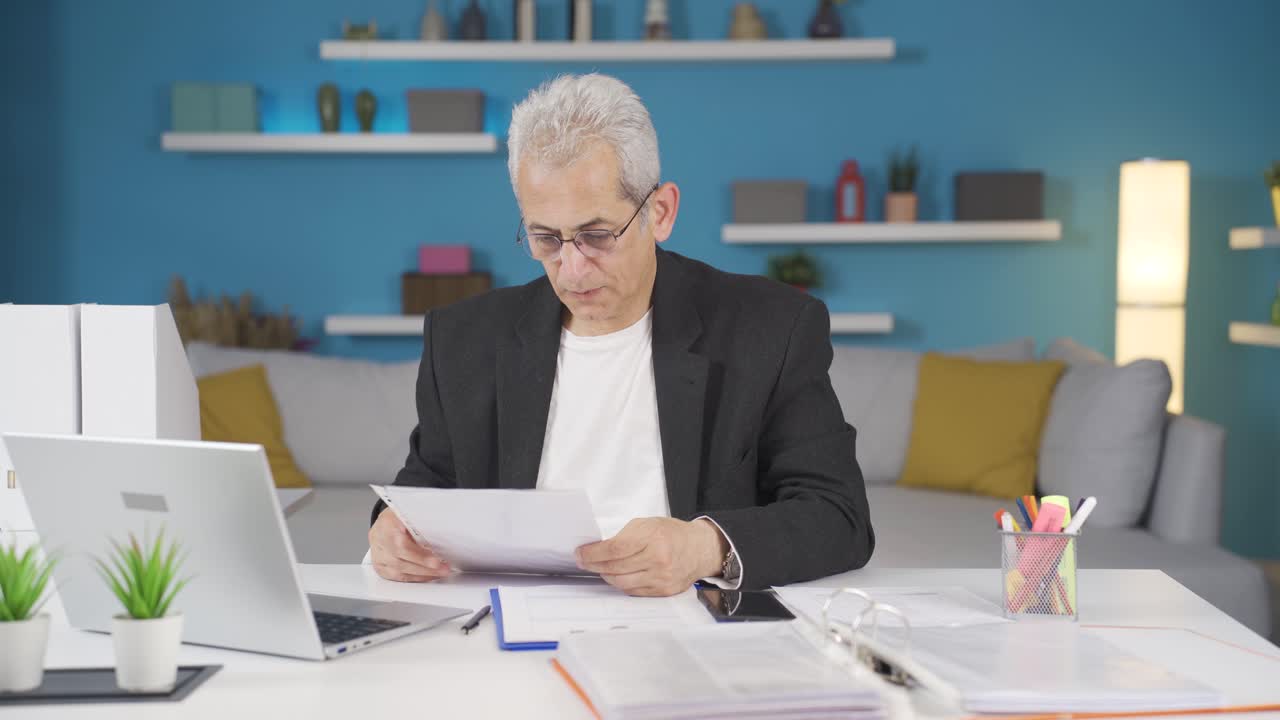 trabajador de oficina en casa, hombre desesperado.