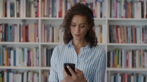 Retrato-De-Una-Mujer-De-Negocios-Madura-Y-Segura-Que-Usa-Un-Teléfono-Inteligente-Navegando-En-Línea-Trabajando-Leyendo-Mensajes-Disfrutando-De-La-Moderna-Tecnología-De-Comunicación-Móvil-En-Cámara-Lenta