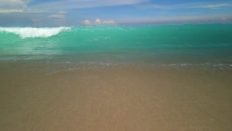 Hermosas-Olas-Del-Océano-En-La-Playa-De-Arena-Blanca,-Indonesia