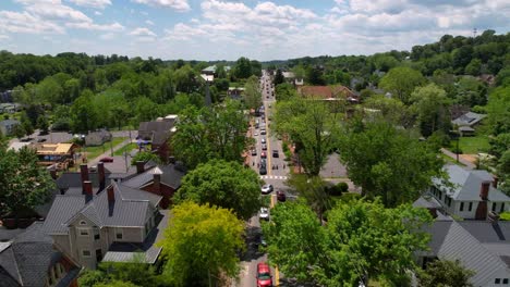 Luftaufnahme-Von-Abingdon,-Virginia,-Tiefflug,-Schnell-Die-Straße-Hinunter