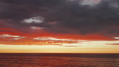 tranquila y hermosa puesta de sol naranja en bakoven, ciudad del cabo, sudáfrica - tiro amplio