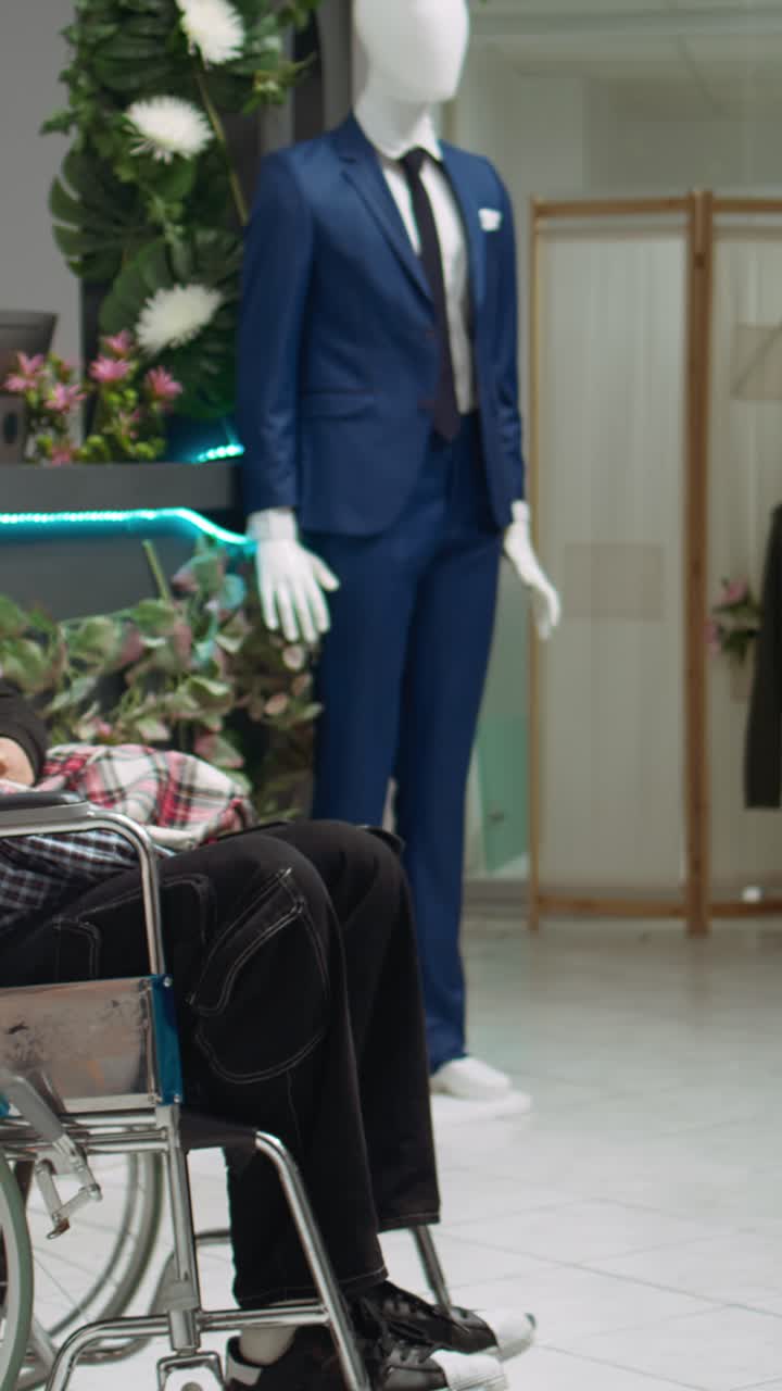 Scene di negozi di abbigliamento con donna e manichino