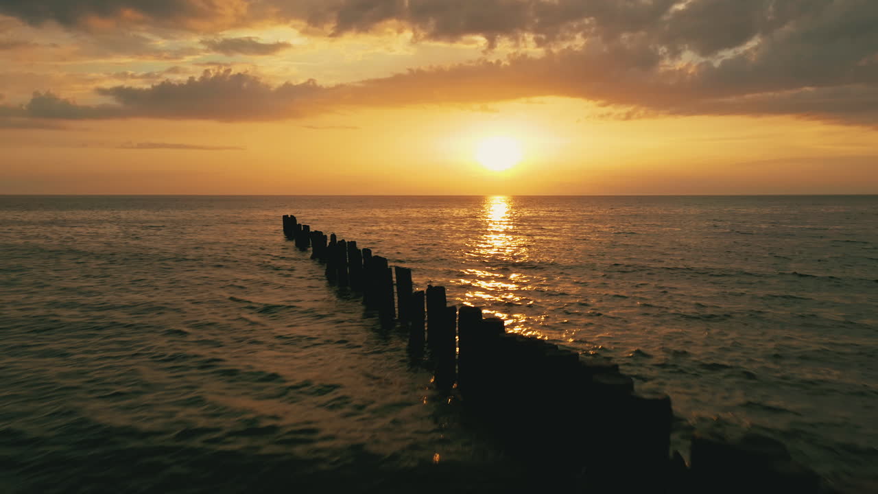 europees blond meisje dat op het strand loopt