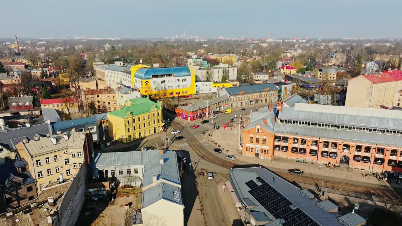 Sinematik drone ile güneşli bahar havasındaki Riga’nın renkli binaları ve sokakları