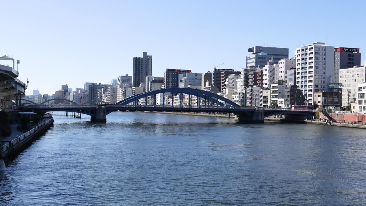 강을 가로질러 있는 도시 스카이라인의 파노라마 뷰