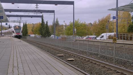 el tren de pasajeros con destino a helsinki llega a la estación de tren de kerava.