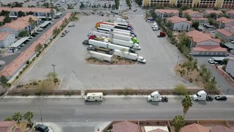 sobrevuelo aéreo estacionamiento de camiones semi residencial que termina en el estacionamiento del casino en una calle concurrida