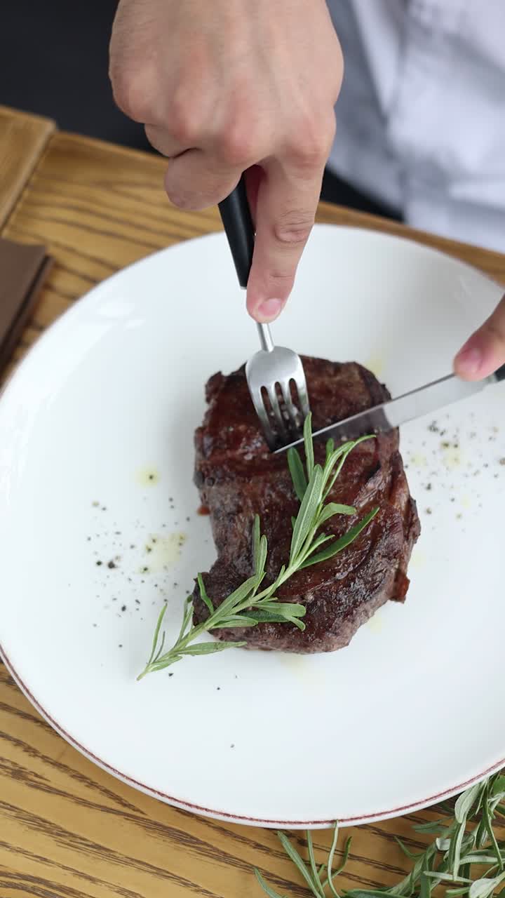 persona comiendo un delicioso filete
