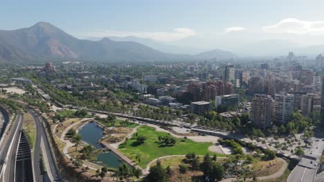 Vista-Aérea-Del-Parque-Bicentenario-Cerca-Del-Cerro-San-Cristobal-En-Santiago