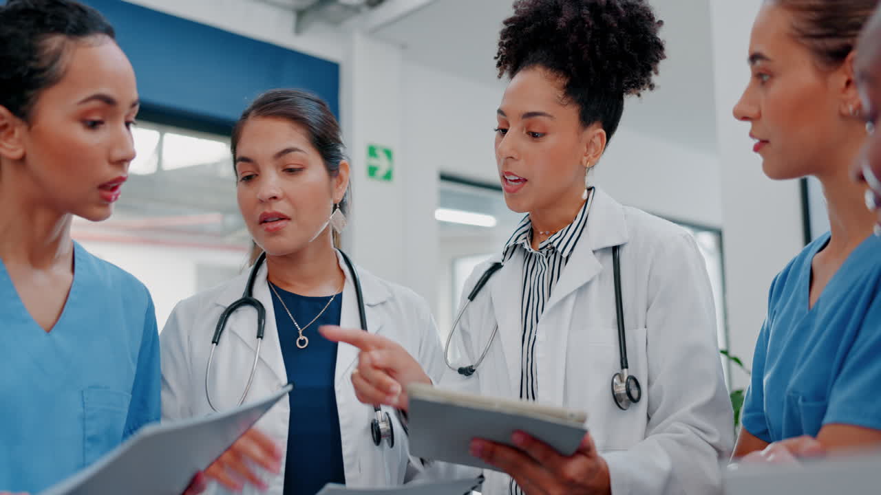 Women, doctors or nurses in meeting