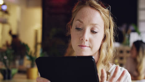 hermosa mujer joven usando una pantalla táctil de tableta ipad en un café