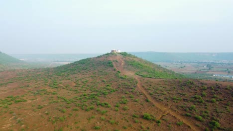 Templo-En-La-Cima-De-Una-Colina-De-Gwalior,-Toma-Aérea-De-Drones