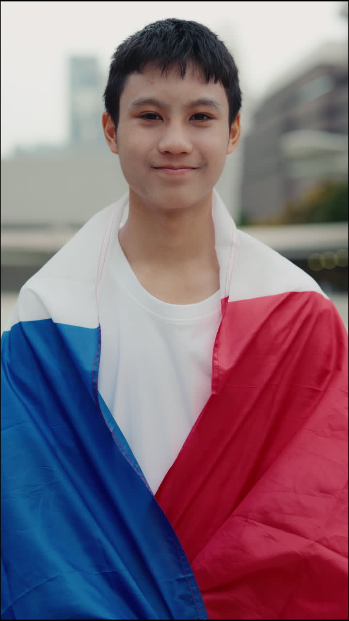 Jonge man met Thaise vlag