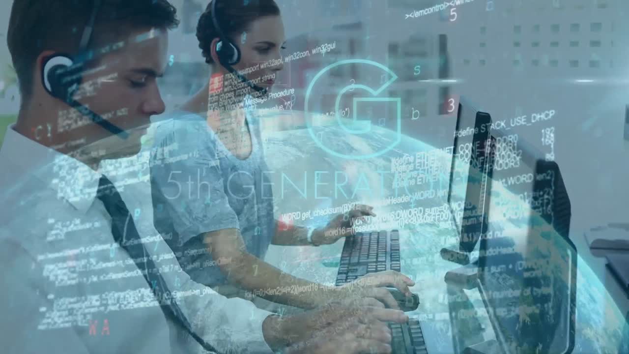 animación de procesamiento de datos y texto 5g sobre diversas personas de negocios que usan auriculares telefónicos