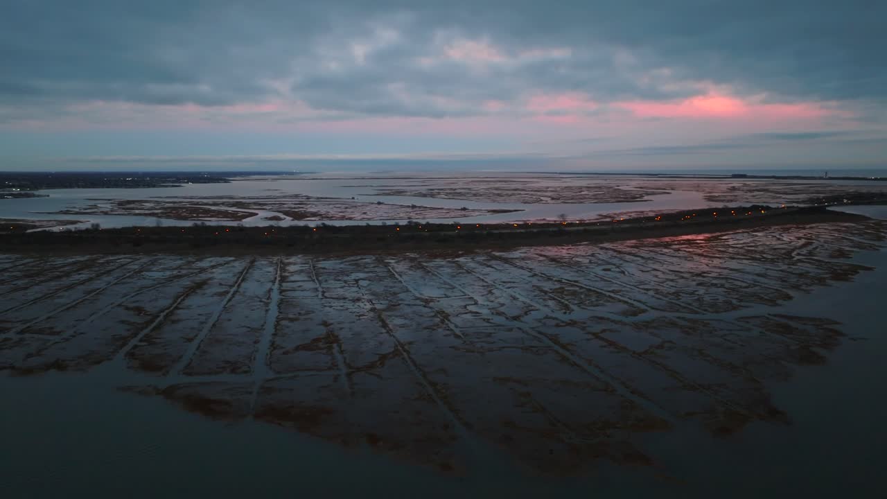 una vista aérea sobre el pantano salado en freeport, ny durante una puesta de sol nublada